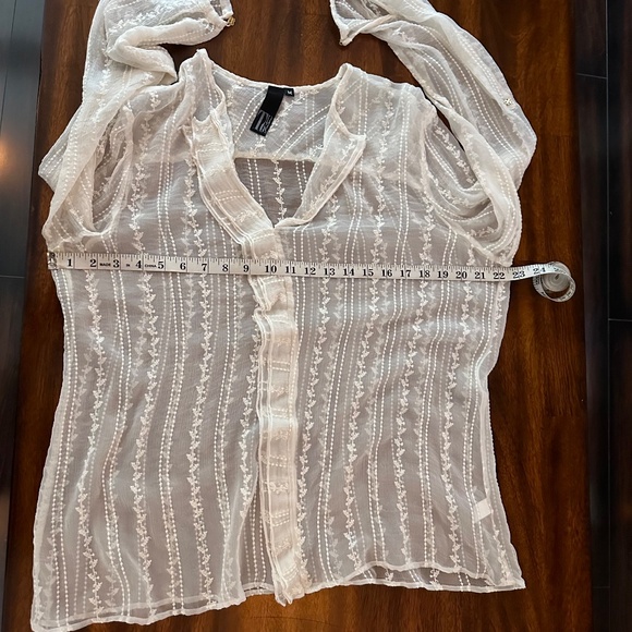 Tt Collection‎ Ivory Blouse - Size M. - Picture 12 of 13